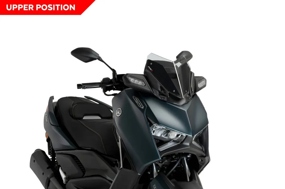 Větrný štít Puig 21744 Windshield V-Tech Line Sport YAMAHA X-MAX 125 (23-25), X-MAX 125 TECH MAX (23-24), X-MAX 125 TECH MAX + (23-24), X-MAX 300 (23-26), X-MAX 300 TECH MAX (23-24), X-MAX 300 TECH MAX + (23-24) Kouřová (H) Superprijs